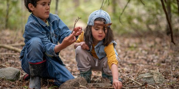 De Wonderen van Buiten Spelen - Hoe Natuur Kinderen Helpt Groeien - Oya's Childcare thumbnail